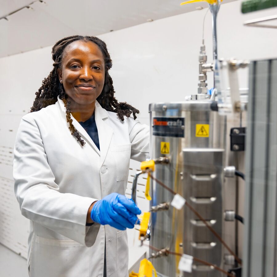 Photo of chemical engineering student Kristinoba Olotu working in the lab