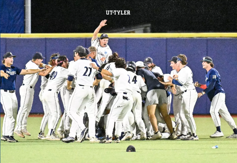 UT Tyler Mens Patriots Huddled in a large group cheering
