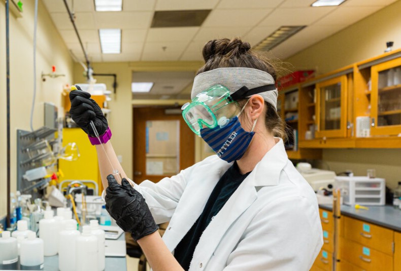 Student working in chemistry labs