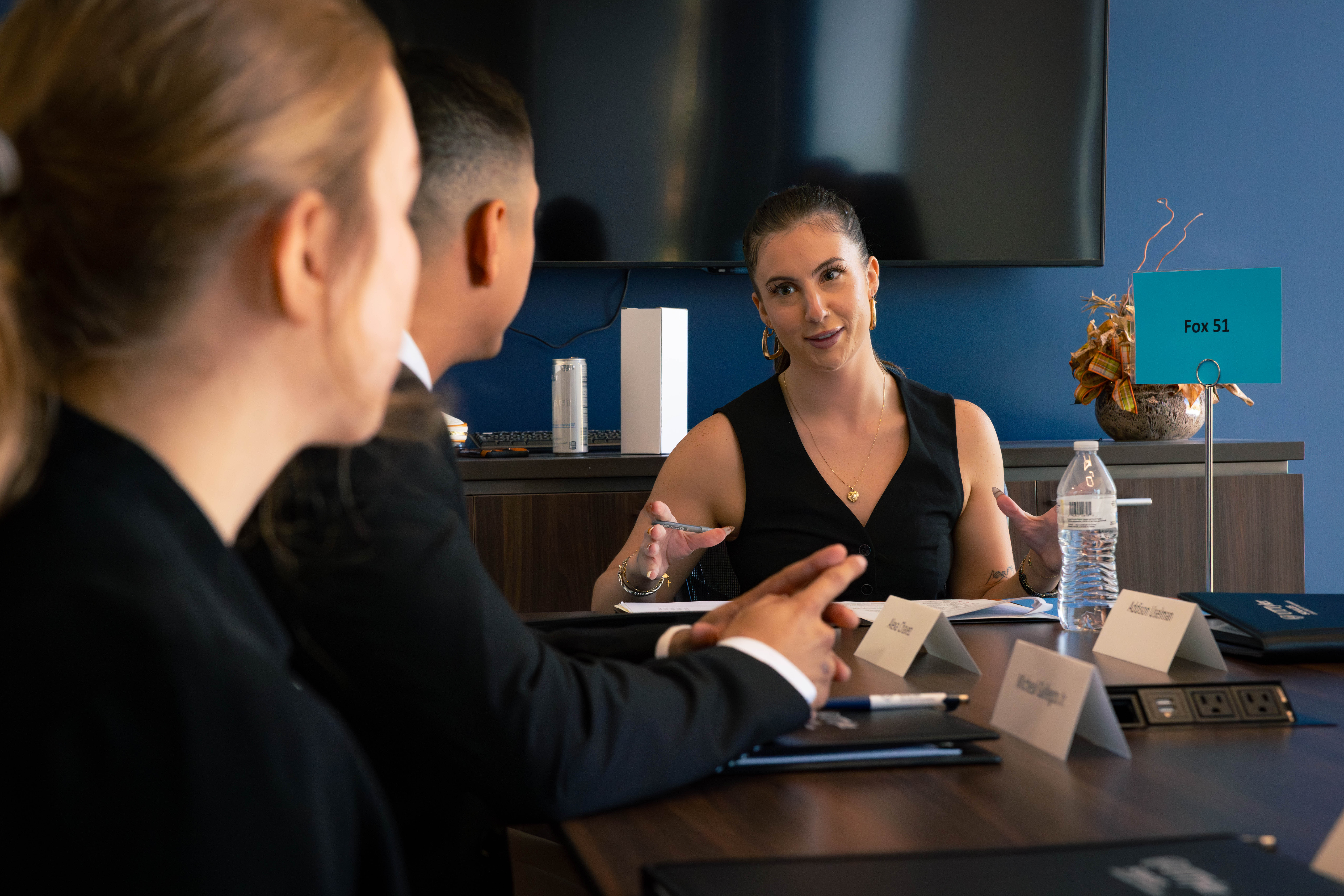 Employer interacts with students during the fall 2025 MTI event