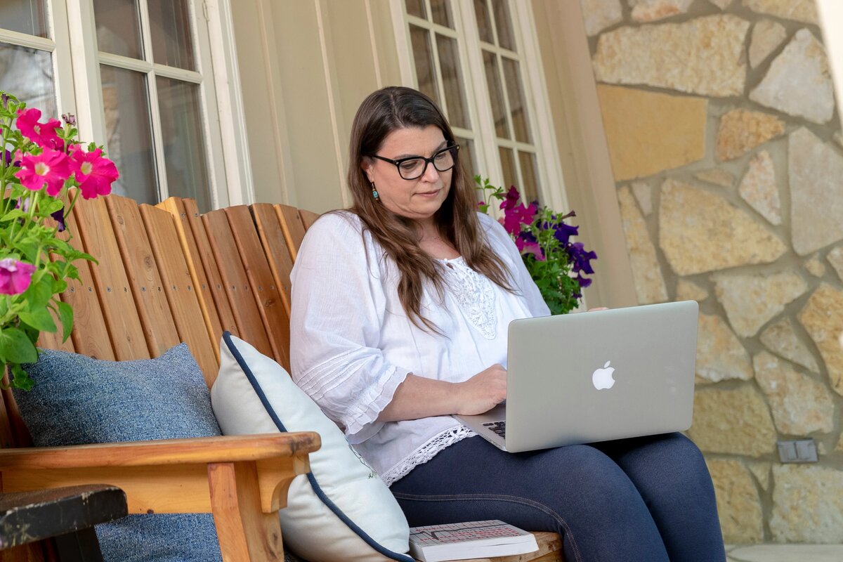 UT Tyler Online – Student at Computer