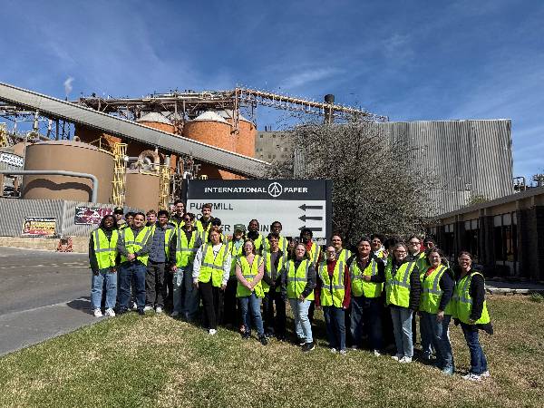 Group photo of UT Tyler COE students at International Paper