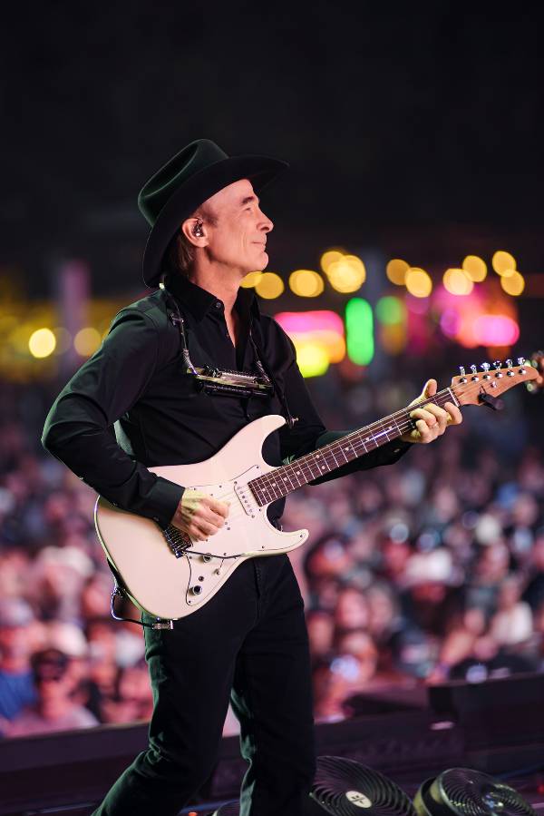 Publicity photo of Clint Black
