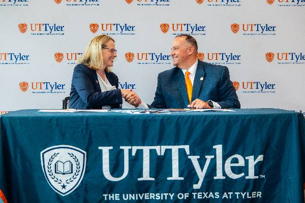 Dr. Philley and Dr. Mize at the MOU signing ceremony at the Alumni House